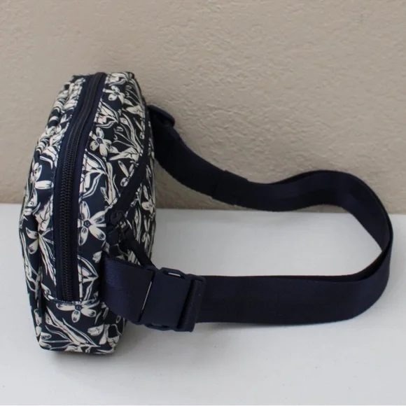 Tree Hut & Marc Jacobs Bundle Bid to $40 for Vera Bradley Belt Bag - Picture 4 of 5